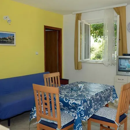 Bozi - 20m From The Beach Apartment Splitska