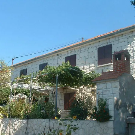 Apartment Bozi - 20m From The Beach Splitska