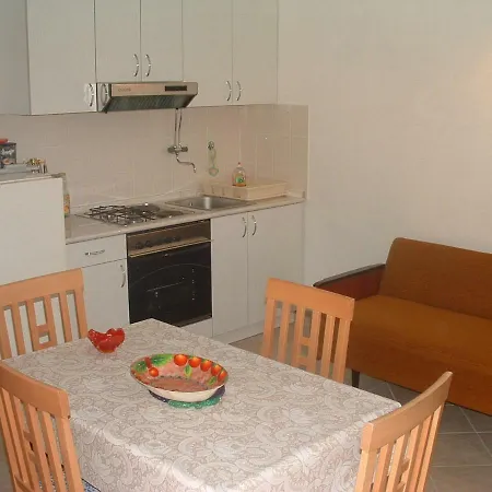 Apartment Bozi - 20m From The Beach Splitska