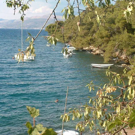 Bozi - 20m From The Beach Apartment Splitska
